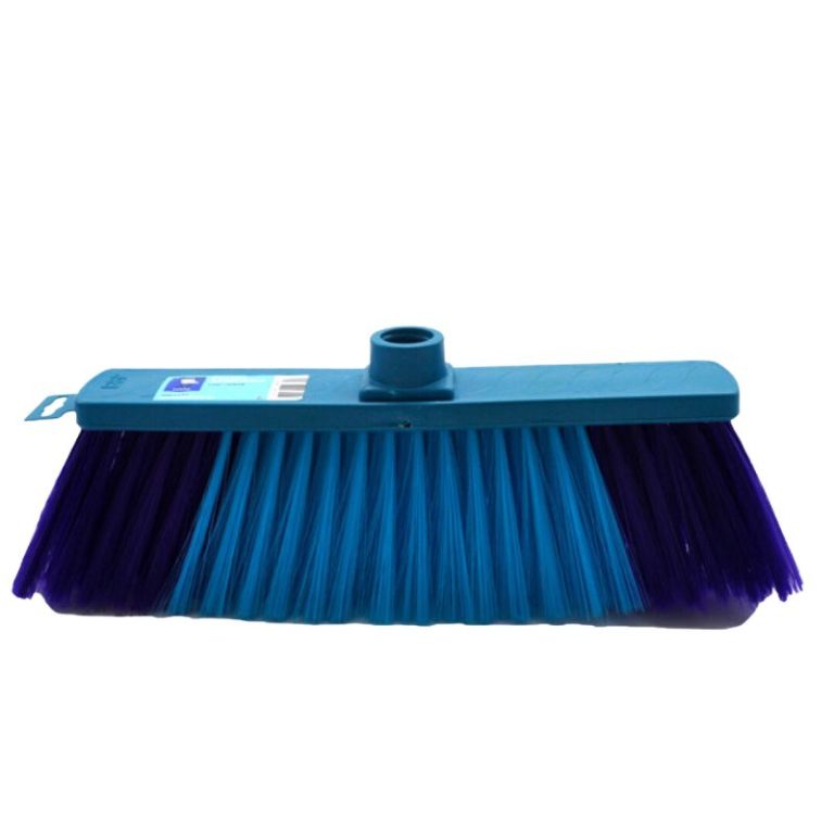 Escoba africana para suelos con cabezal azul y cerdas azules y moradas